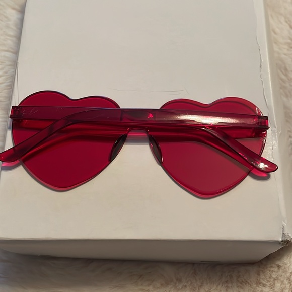 💥Free with purchase💥 Valentine plastic heart glasses on red. NIB - Picture 2 of 4